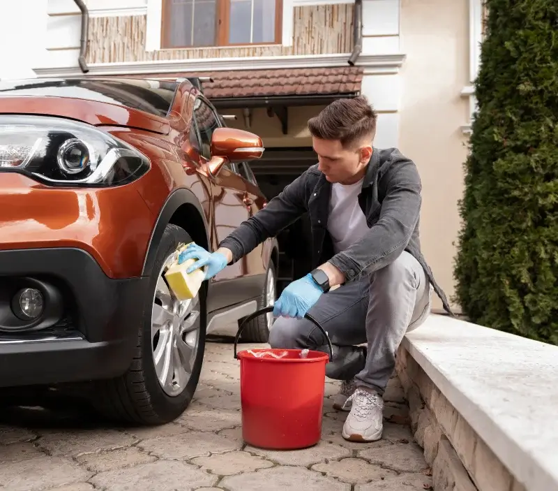 Lavage auto à domicile Marigné-Peuton : professionnel intervenant sur un véhicule
